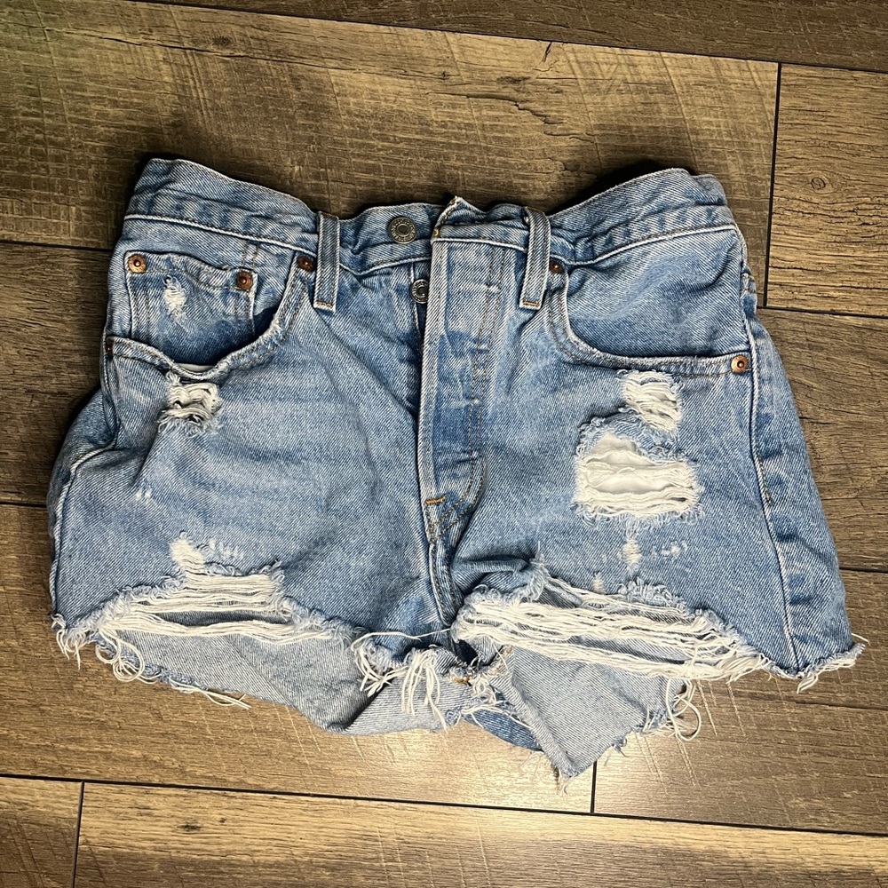 blue levi distressed shorts, perfect condition